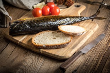 füme uskumru ve ekmek.