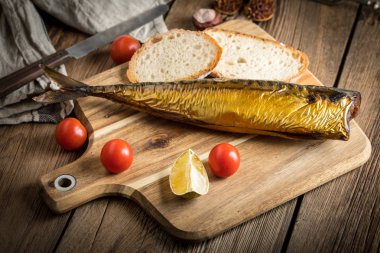 füme uskumru ve ekmek.