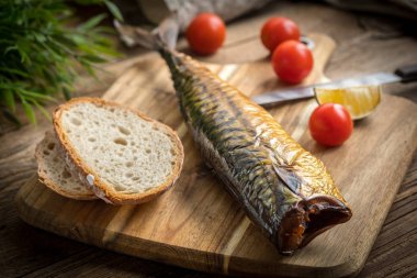 füme uskumru ve ekmek.