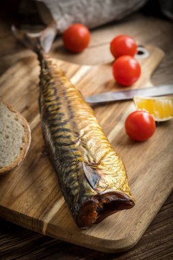 füme uskumru ve ekmek.