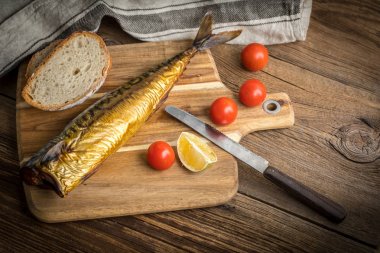 füme uskumru ve ekmek.