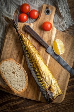 füme uskumru ve ekmek.