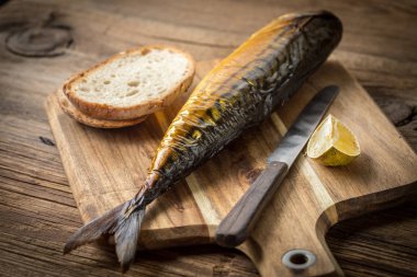 füme uskumru ve ekmek.