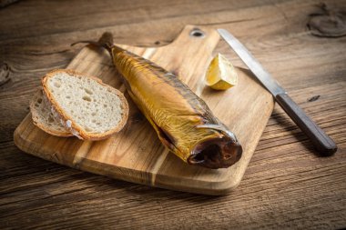 füme uskumru ve ekmek.