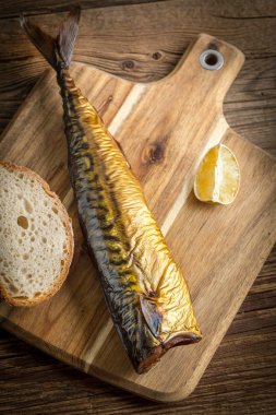 füme uskumru ve ekmek.