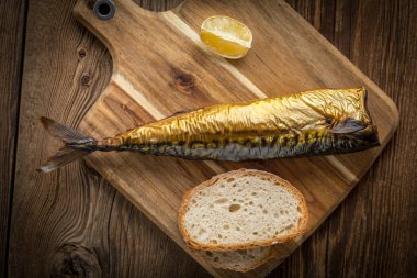 füme uskumru ve ekmek.