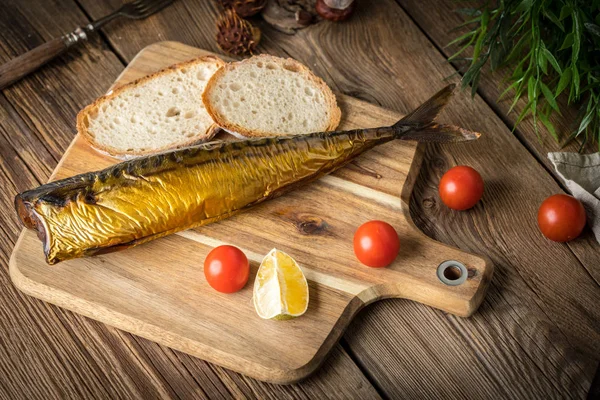 füme uskumru ve ekmek.