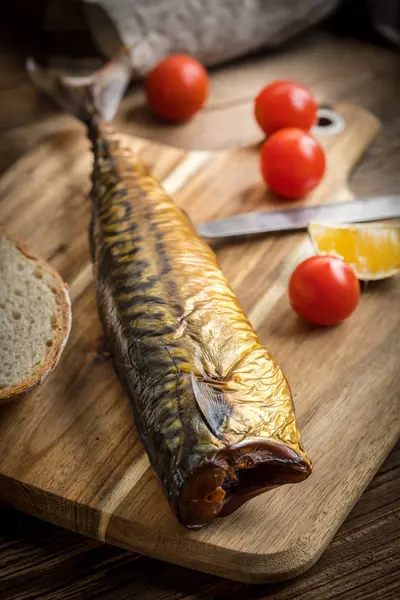 füme uskumru ve ekmek.