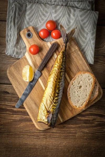 füme uskumru ve ekmek.