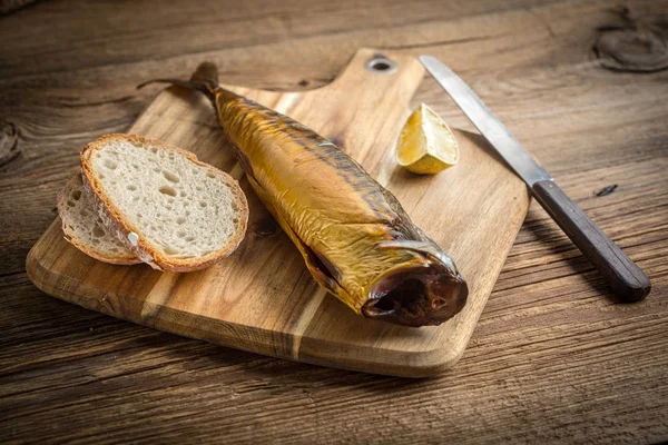 füme uskumru ve ekmek.