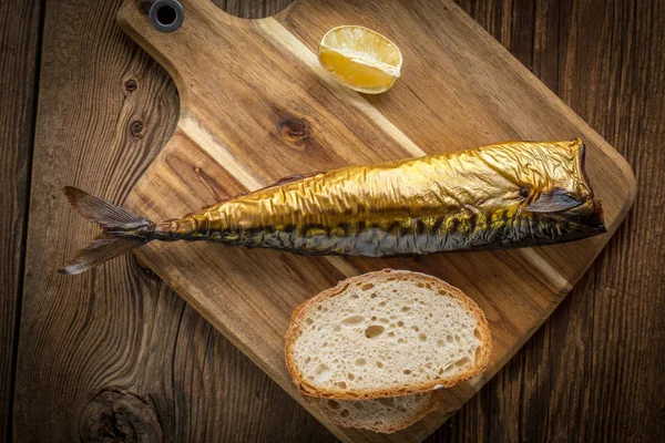 füme uskumru ve ekmek.