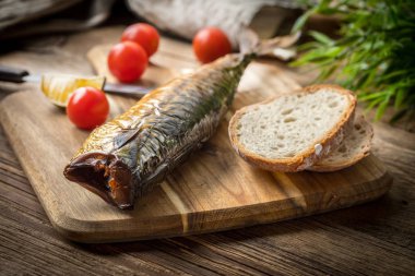 füme uskumru ve ekmek.