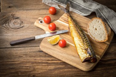 füme uskumru ve ekmek.