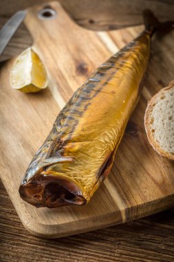 füme uskumru ve ekmek.