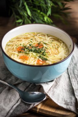 Suyu - mavi bir kase tavuk çorbası.