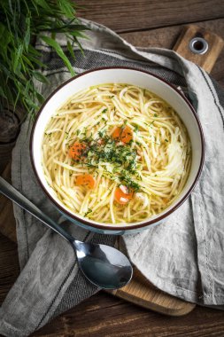 Suyu - mavi bir kase tavuk çorbası.