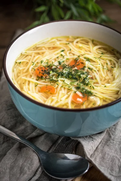 Bouillon - kippensoep in een blauwe kom. — Stockfoto