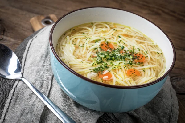 Brodo - minestra di pollo in una boccia azzurra . — Foto Stock