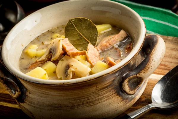 Die saure Suppe aus Roggenmehl. — Stockfoto