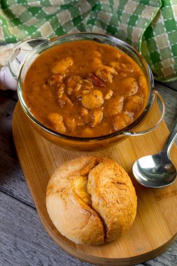 domates sosu, haşlanmış fasulye.