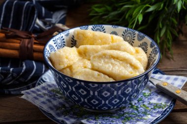 Tarçın ve şeker ile tembel köfte.