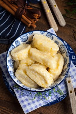 Tarçın ve şeker ile tembel köfte.