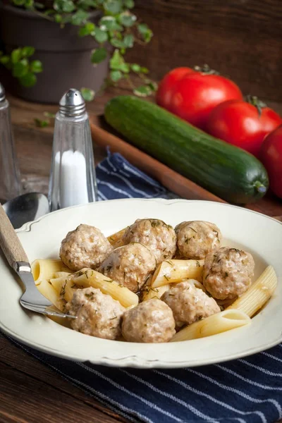 Albóndigas de cerdo con salsa de eneldo y pasta —  Fotos de Stock