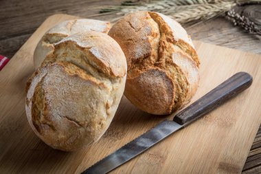 Ekmek kesme tahtası üzerinde rulo.