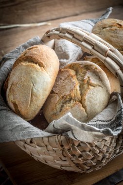 Rulo ekmek sepeti masada.