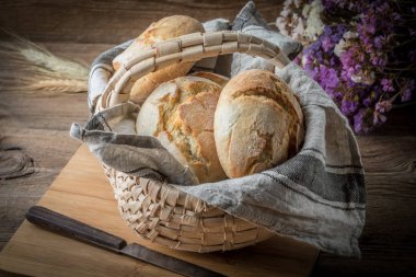 Rulo ekmek sepeti masada.
