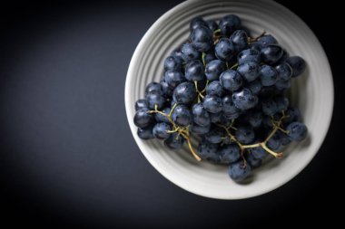 Kabın içinde Kara üzüm.