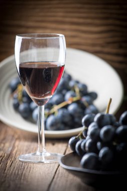 Kabın içinde Kara üzüm.