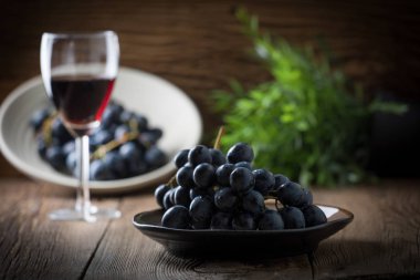 Kabın içinde Kara üzüm.