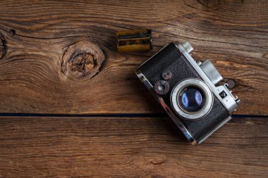 Ahşap arka planda klasik kamera.