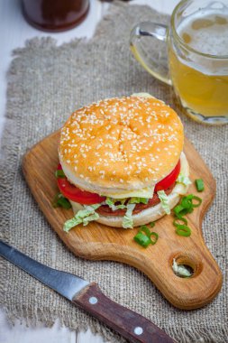 Taze sebzeli ev yapımı hamburger..