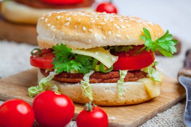 Taze sebzeli ev yapımı hamburger..