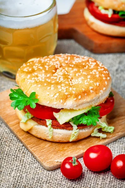 Hamburger domowej roboty ze świeżymi warzywami. — Zdjęcie stockowe