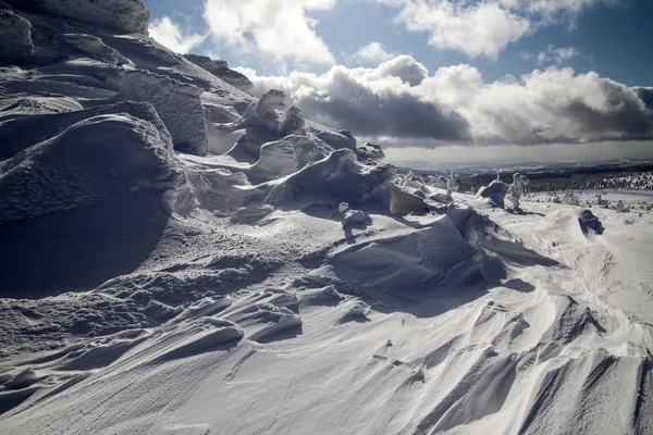 Invierno profundo en montañas gigantes . — Foto de Stock