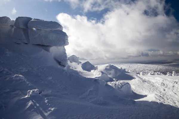 Invierno profundo en montañas gigantes . — Foto de Stock