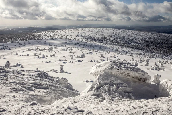 Inverno profondo nelle montagne giganti . — Foto Stock