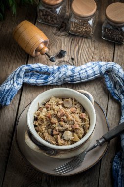 Geleneksel Lehçe lahana turşusu (bigos).