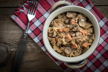 Geleneksel Lehçe lahana turşusu (bigos).