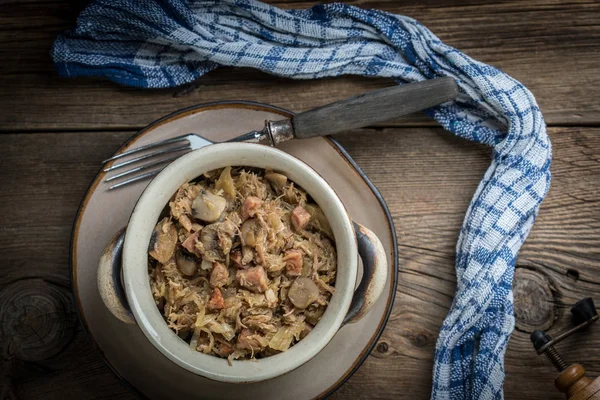 Traditionele Poolse zuurkool (bigos). — Stockfoto