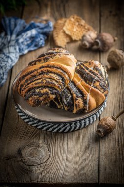 Haşhaş tohumu ve buzlanma ile tatlı buns.