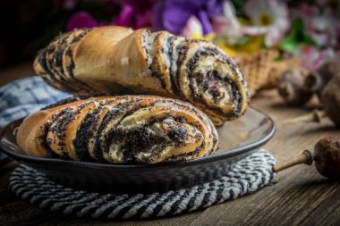 Haşhaş tohumu ve buzlanma ile tatlı buns.