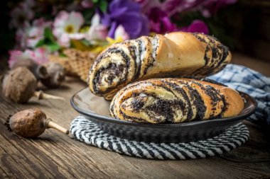 Haşhaş tohumu ve buzlanma ile tatlı buns.