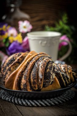 Haşhaş tohumu ve buzlanma ile tatlı buns.