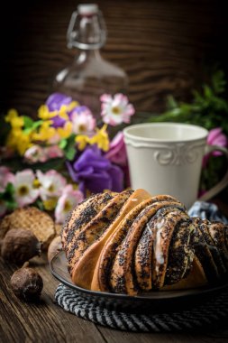 Haşhaş tohumu ve buzlanma ile tatlı buns.