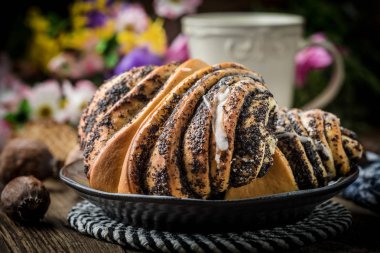 Haşhaş tohumu ve buzlanma ile tatlı buns.
