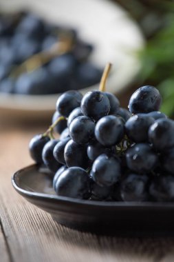 Kabın içinde Kara üzüm.